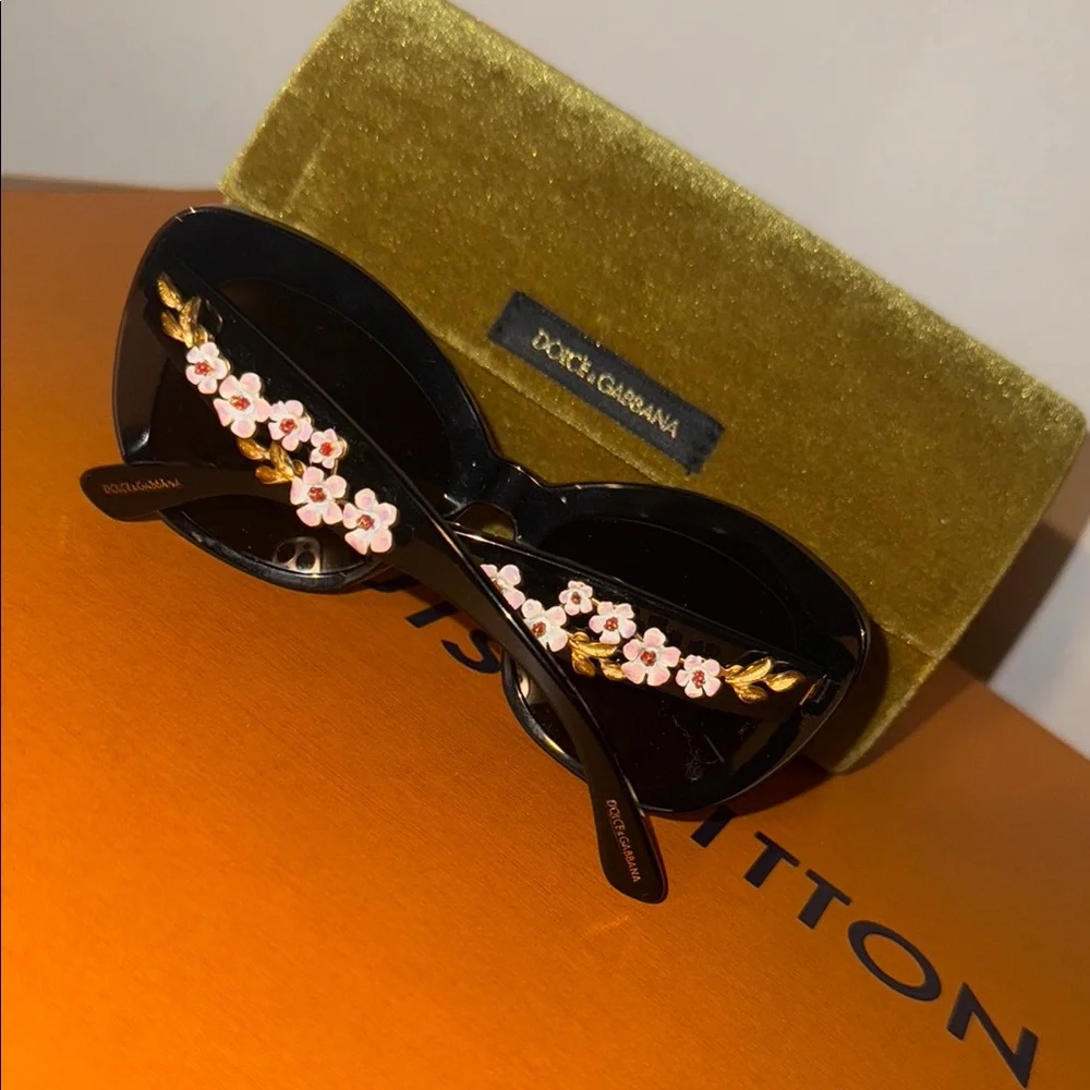 Dolce & Gabbana Black Sunglasses perfect condition!! - Picture 4 of 4